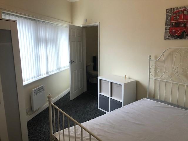 Room available with ensuite in a Flat Share